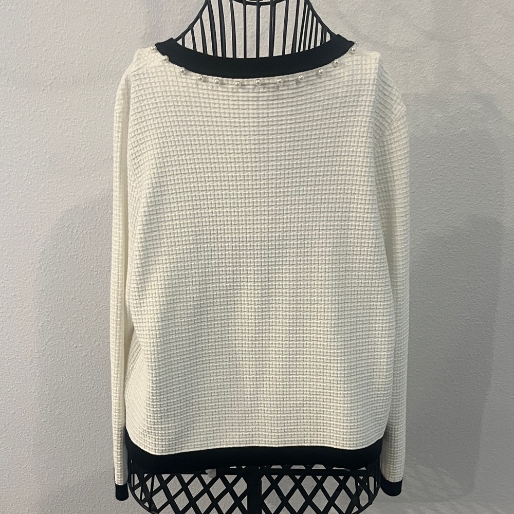 Chic Black and White Cardigan - Picture 5 of 7